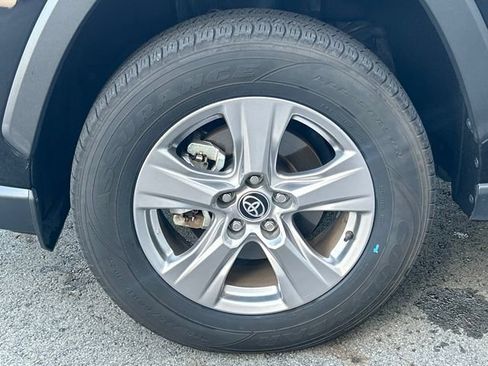 Used 2025 Toyota RAV4 XLE AWD/4WD image 17