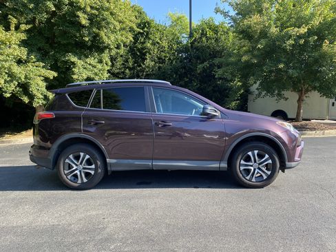 Used 2018 Toyota RAV4 LE w/ Carpet Mat Package AWD/4WD image 10