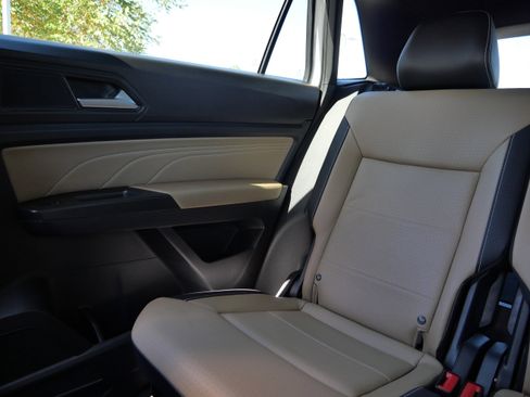 Certified 2022 Volkswagen Atlas Cross Sport SE image 12