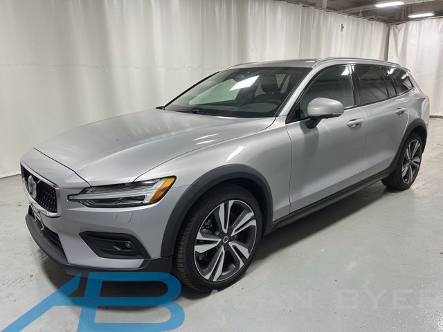Used 2025 Volvo V60 B5 Cross Country Plus AWD/4WD image 1