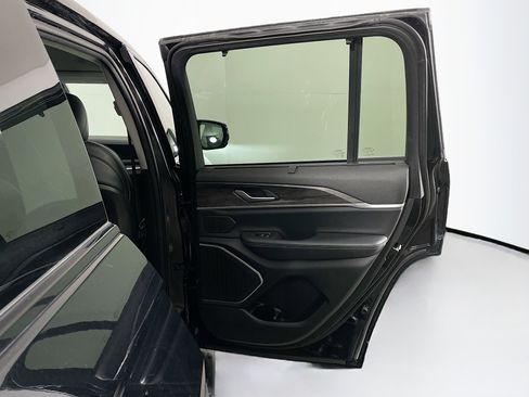 Used 2023 Jeep Grand Cherokee Limited w/ Luxury Tech Group II image 31