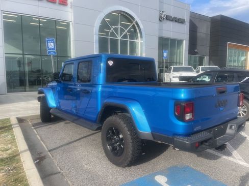 Used 2025 Jeep Gladiator Sport AWD/4WD image 4