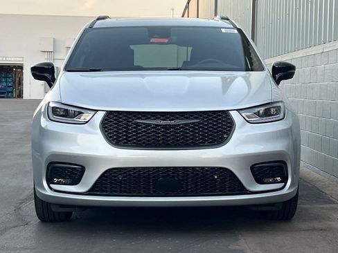 New 2026 Chrysler Pacifica Limited w/ Uconnect Theater Family Group image 9