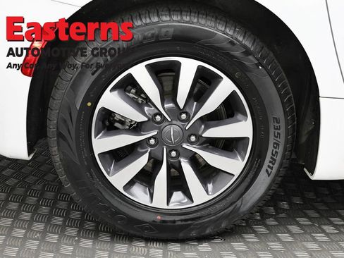 Used 2024 Chrysler Pacifica Select image 29