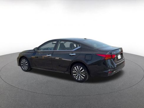 Used 2025 Nissan Altima 2.5 SV image 10