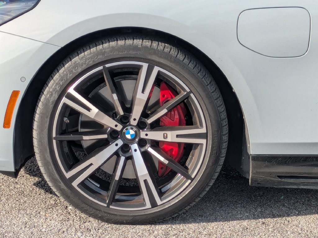 Used 2026 BMW 550e xDrive w/ Executive Package AWD/4WD image 9