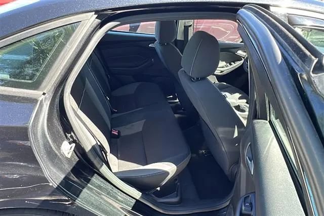 Used 2014 Ford Focus SE w/ SE Winter Package FWD image 5