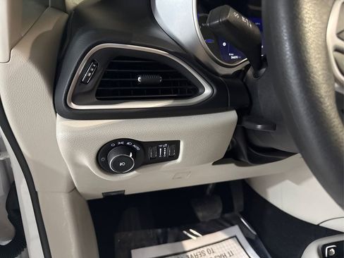 Used 2018 Chrysler Pacifica Touring Plus image 21