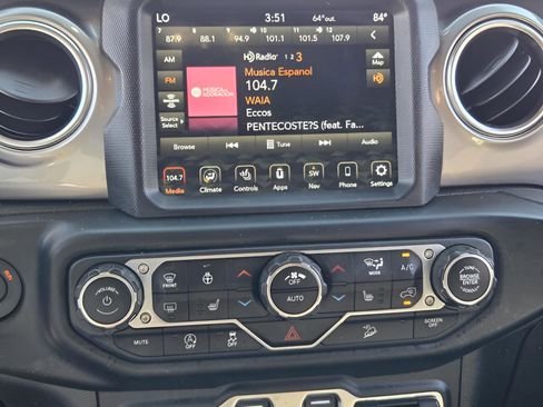 Used 2020 Jeep Wrangler Unlimited Sahara image 18