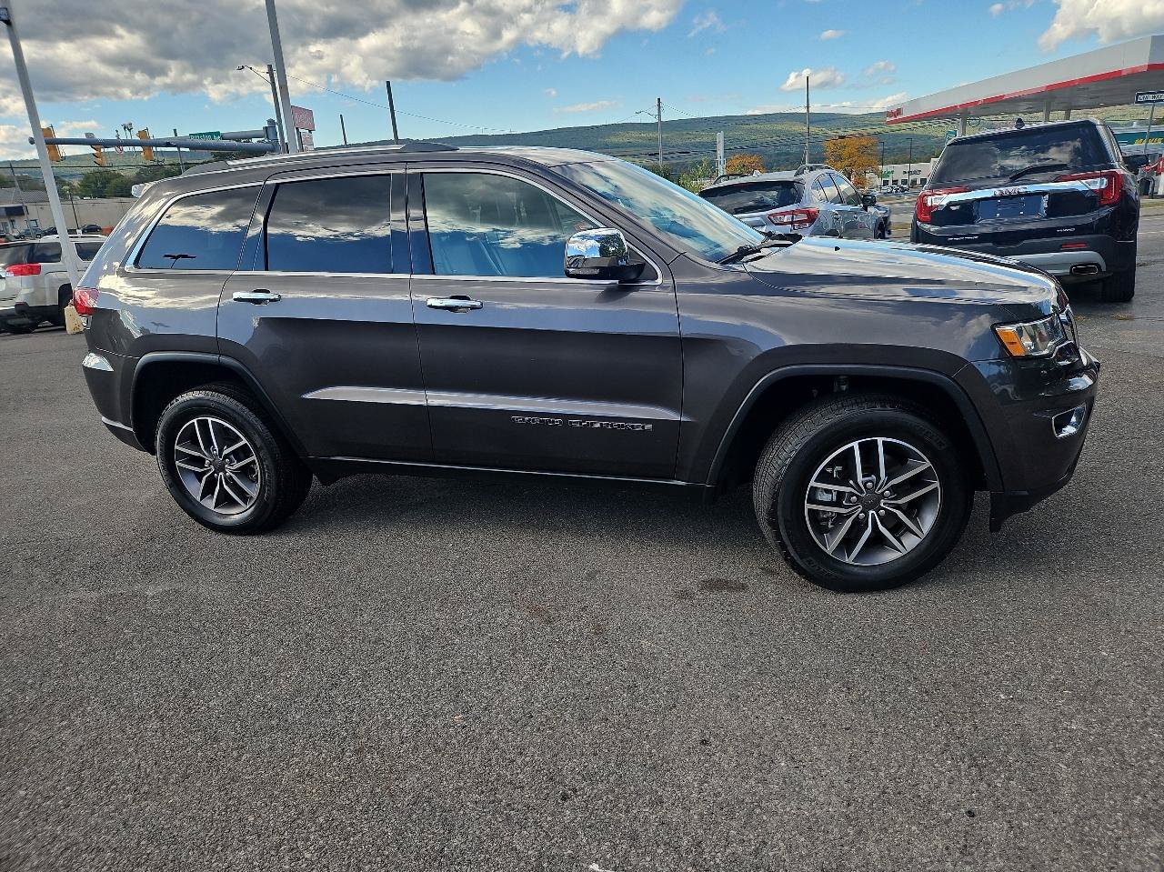 Used 2021 Jeep Grand Cherokee Limited AWD/4WD image 2