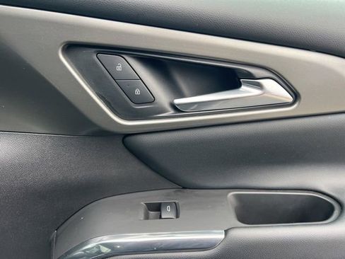 Used 2025 Chevrolet Traverse LT image 37