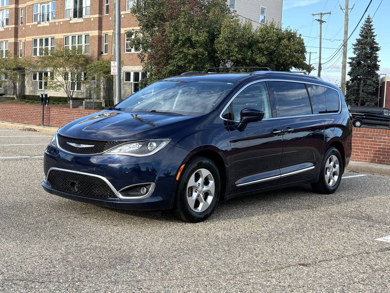 Used 2017 Chrysler Pacifica Touring-L Plus w/ Advanced Safetytec Group FWD image 1
