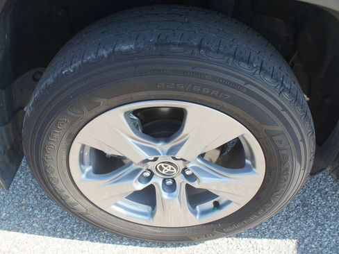 Used 2025 Toyota RAV4 XLE AWD/4WD image 25