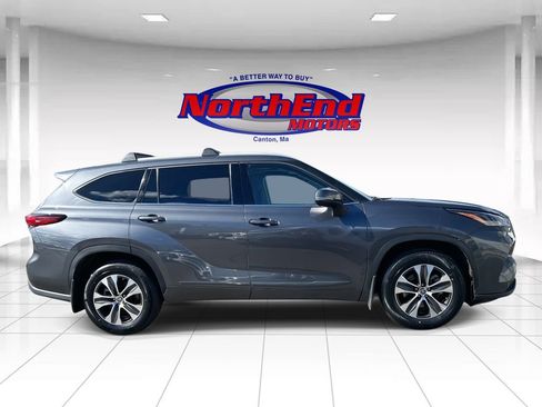 Used 2022 Toyota Highlander XLE image 2