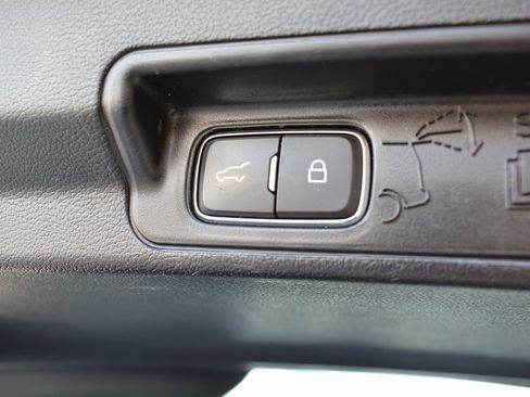 Used 2021 Ford Explorer XLT image 25