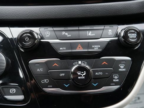 Used 2022 Chrysler Pacifica Touring-L image 17