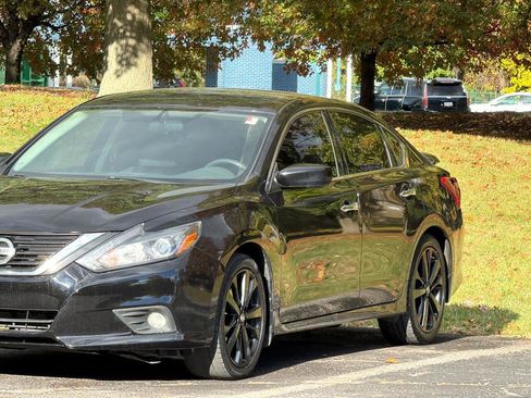 Used 2017 Nissan Altima 2.5 SR w/ Midnight Edition Package FWD image 17
