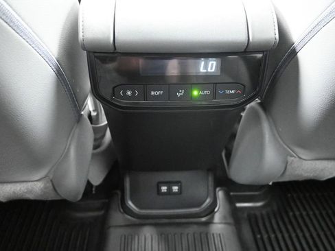 Used 2021 Toyota Highlander XLE AWD/4WD image 32