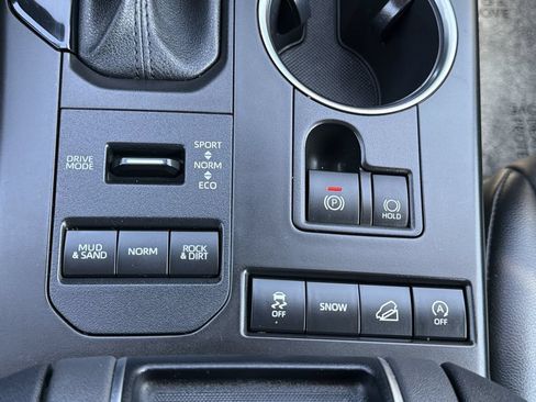 Used 2021 Toyota Highlander XLE AWD/4WD image 22