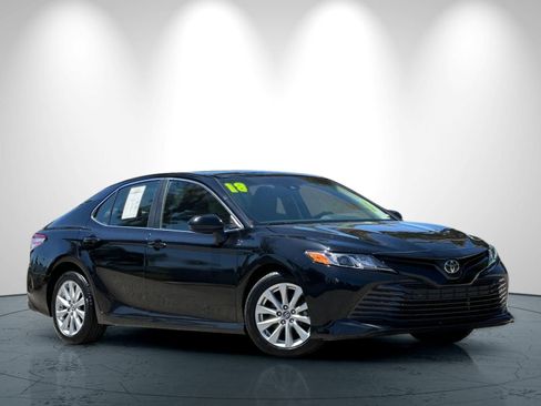 Used 2018 Toyota Camry LE FWD image 2