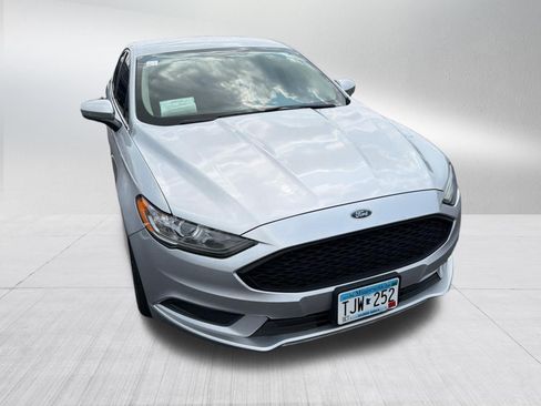 Used 2018 Ford Fusion SE w/ Fusion SE Technology Package FWD image 4