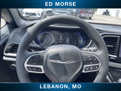 Used 2025 Chrysler Pacifica Select FWD image 11