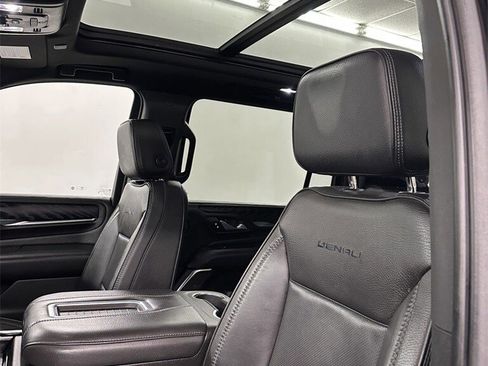 Used 2022 GMC Yukon XL Denali image 12