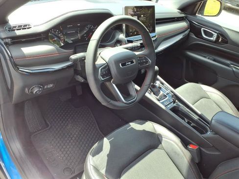 Used 2025 Jeep Compass Trailhawk AWD/4WD image 3