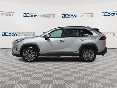 Used 2022 Toyota RAV4 XLE Premium image 5