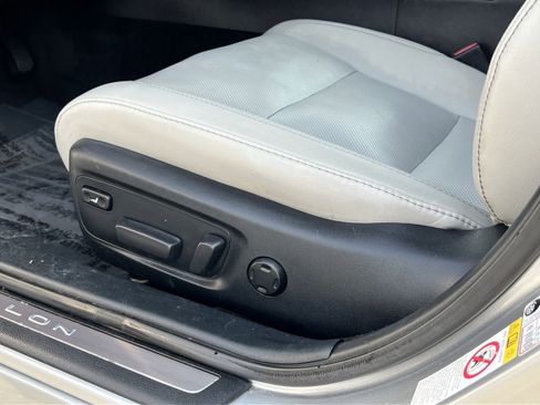 Used 2018 Toyota Avalon Limited w/ All Weather Liner Package FWD image 12
