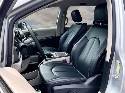 Used 2024 Chrysler Pacifica Touring-L FWD image 21