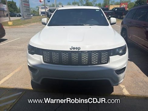 Used 2020 Jeep Grand Cherokee Altitude image 2