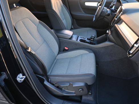 Used 2025 Volvo XC40 B5 Core image 22