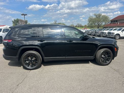 Used 2025 Jeep Grand Cherokee L Laredo image 4