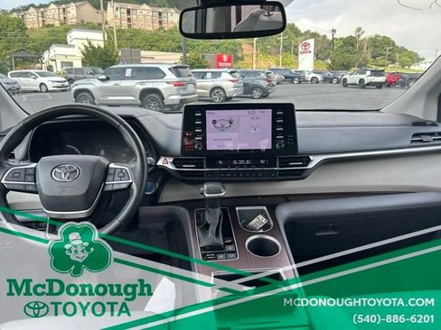 Used 2023 Toyota Sienna XLE FWD image 16