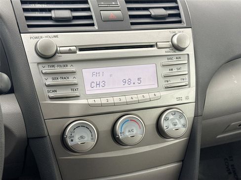 Used 2011 Toyota Camry image 18