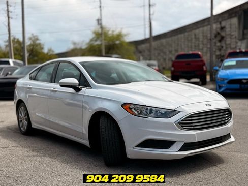 Used 2017 Ford Fusion SE w/ Fusion SE Technology Package FWD image 12