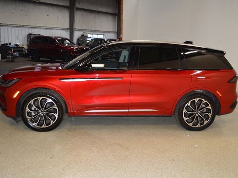 Used 2024 Lincoln Nautilus Reserve w/ Equipment Group 202A image 6