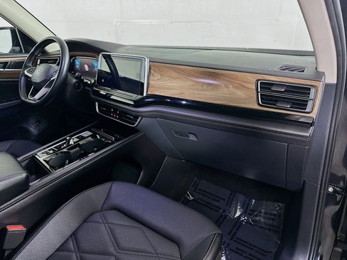 Used 2024 Volkswagen Atlas SE image 28