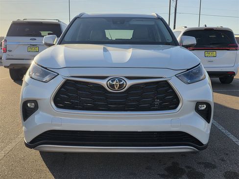 Used 2022 Toyota Highlander XLE image 2