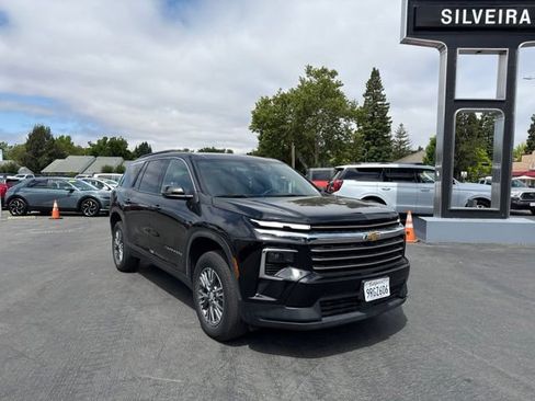 Used 2025 Chevrolet Traverse LT AWD/4WD image 2