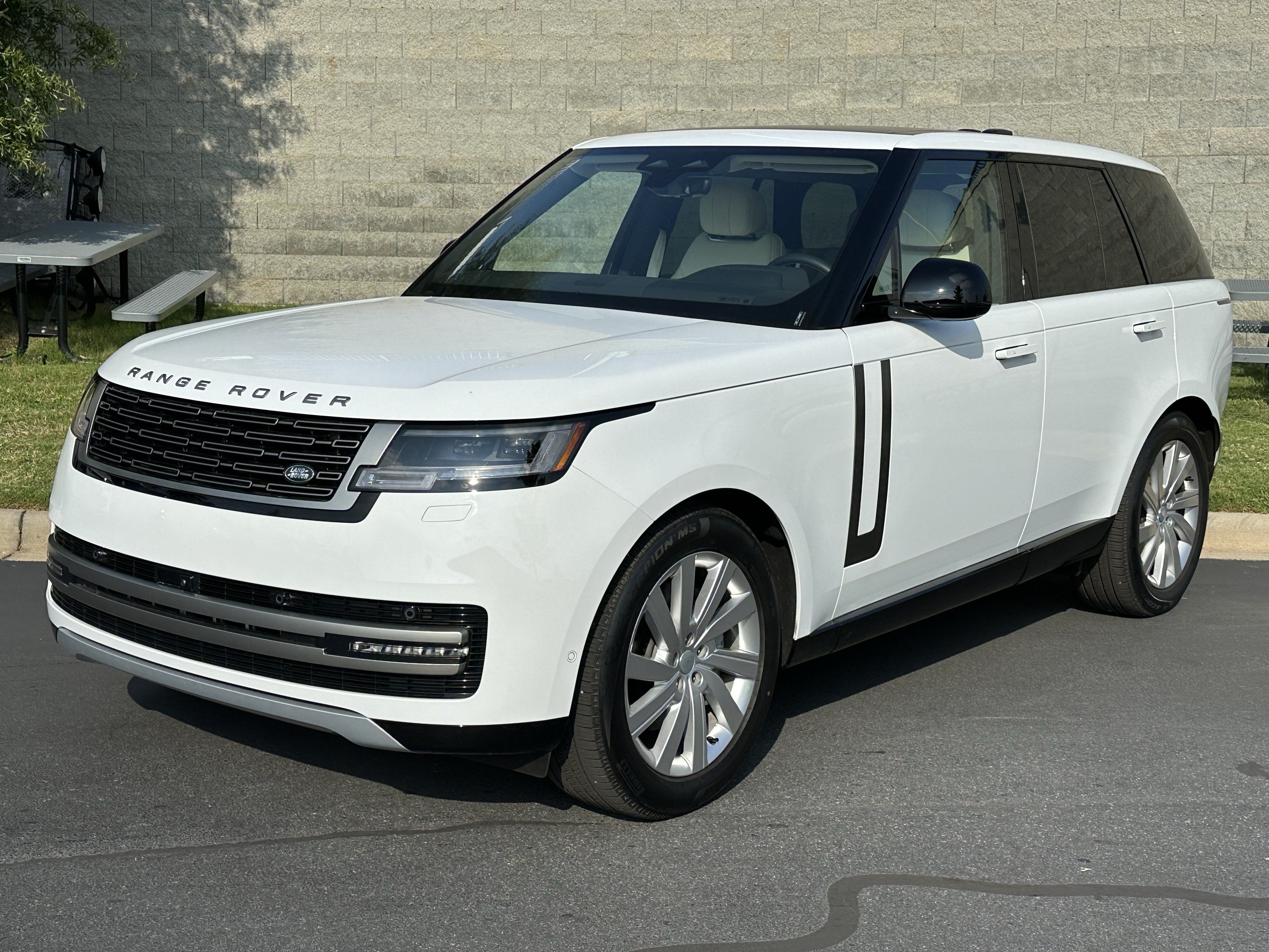 Certified 2025 Land Rover Range Rover SE AWD/4WD image 1