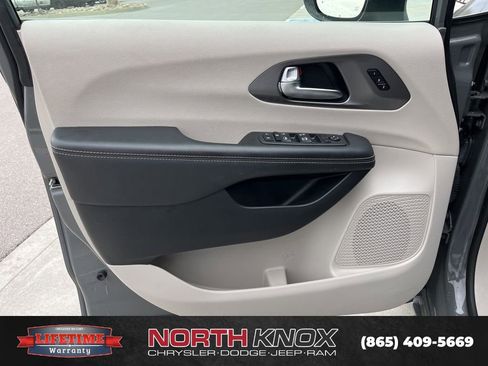 Used 2023 Chrysler Pacifica Touring-L FWD image 5