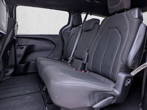 Used 2021 Chrysler Pacifica Touring w/ Uconnect Theater Family Group image 19