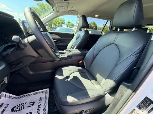 Used 2024 Toyota Grand Highlander AWD image 11