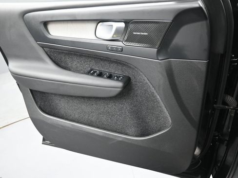 Used 2024 Volvo XC40 B5 Ultimate w/ Protection Package Premier image 23