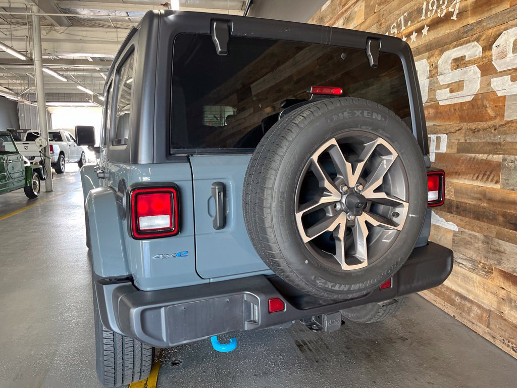 Used 2024 Jeep Wrangler Unlimited w/ Convenience Group AWD/4WD image 11