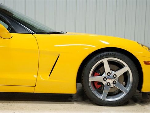 Used 2005 Chevrolet Corvette Coupe w/ Preferred Equipment Group RWD image 16