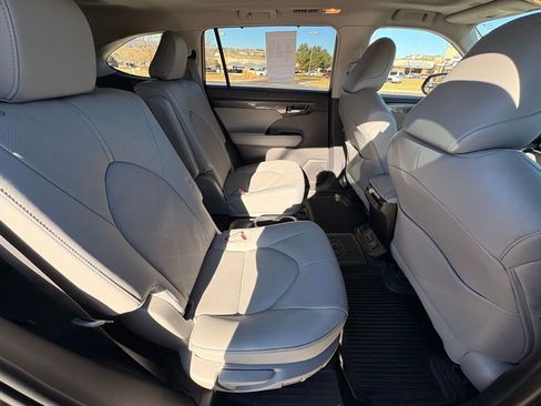 Used 2026 Toyota Highlander Platinum image 29