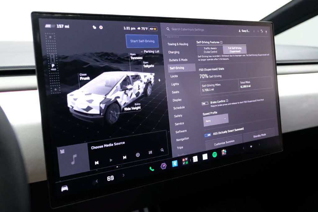 Used 2024 Tesla Cybertruck AWD Crew Cab image 28